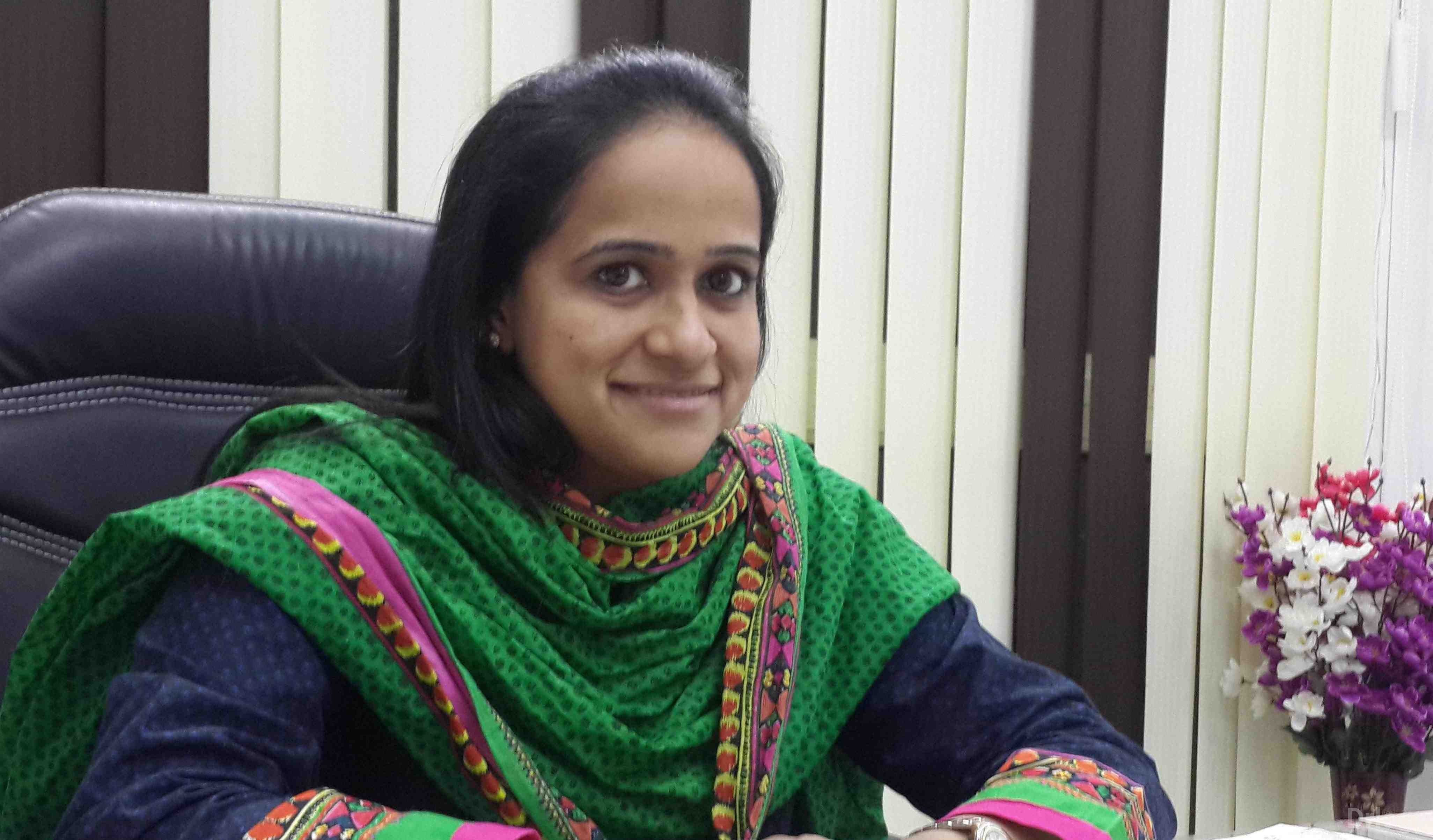 Dr. Zainab Safderi